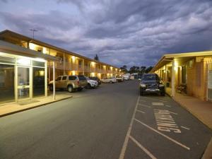a street scene with cars parked on the side of the road at Albion Hotel in Kalgoorlie