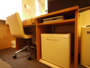 biuro z biurkiem z krzesłem i komputerem w obiekcie Hotel Route-Inn Sapporo Kitayojo w mieście Sapporo