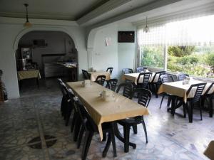 フィニケにあるHotel Anadoluのテーブルと椅子が備わるレストラン