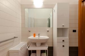 Kúpeľňa v ubytovaní JOIVY Apt for 4, metres from beach, in Sestri Levante