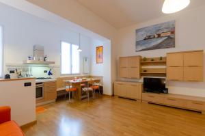 Kuchyňa alebo kuchynka v ubytovaní JOIVY Apt for 4, metres from beach, in Sestri Levante