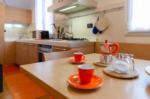 Kuchyňa alebo kuchynka v ubytovaní JOIVY Apt for 4, metres from beach, in Sestri Levante