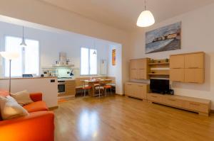Kuchyňa alebo kuchynka v ubytovaní JOIVY Apt for 4, metres from beach, in Sestri Levante
