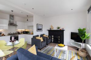 - un salon avec un canapé et une cheminée dans l'établissement homely – Central London West End Apartments, à Londres