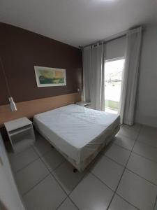 - une chambre avec un grand lit et une fenêtre dans l'établissement Village Aldeia das Águas, à Ipiabas