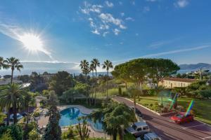Vista arial de um resort com piscina e palmeiras em SERRENDY ROOFTOP TERRACE in residential property WITH POOL & SEA VIEW ! em Cannes