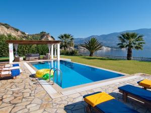 Bazén v ubytovaní Villa Anna Maria Rock Beach Pure Luxury alebo v jeho blízkosti