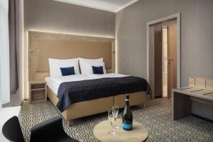Een bed of bedden in een kamer bij Astoria Hotel