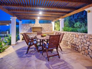 Patio alebo iná vonkajšia časť ubytovania Villa Anna Maria Rock Beach Pure Luxury