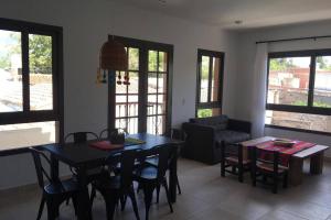 a living room with a table and chairs and a couch at CALCHAQUÍ 5 ideal para una estadía inolvidable! in Cafayate