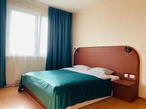 Кровать или кровати в номере Apartment Hanaka Jubileinyi 78