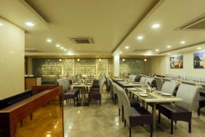 Posezení v ubytování Hotel Omega - Gurgaon Central, Sec 45 + 37 fotografií