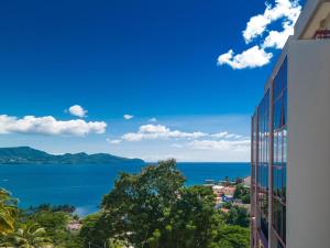 una vista dell'oceano da un edificio di Karibea Squash Hôtel a Fort-de-France Altre 101 foto