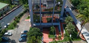 una vista sul tetto di una casa con balcone di Karibea Squash Hôtel a Fort-de-France