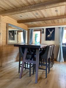 comedor con mesa y sillas en Chalet Beaufort, en Saint-Martin-de-Belleville