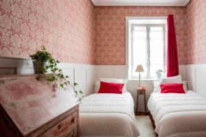 three beds in a room with pink wallpaper at Apartamento KUIA en Gran Bilbao con vistas a un parque in Basauri