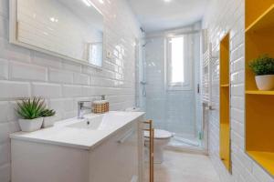 a bathroom with a sink and a toilet and a shower at Apartamento KUIA en el centro de Barakaldo al lado del metro in Barakaldo +55 photos