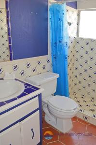 y baño con aseo y lavamanos. en Casa Chapman by FMI Rentals, en Puerto Peñasco