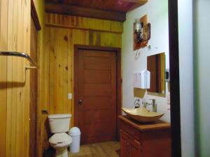 Ένα μπάνιο στο Cabaña dentro del Bosque para 24 Personas +53 φωτογραφίες