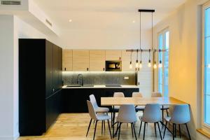 una cucina e una sala da pranzo con tavolo e sedie di Le Phocéen : T4 balcon vue Vieux-Port a Marsiglia