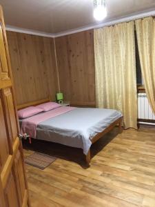 シェレゲシュにあるГостевой дом SNeGのベッドルーム1室(ピンクの枕が付いたベッド1台付)