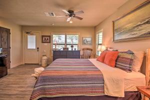 Een bed of bedden in een kamer bij Lakefront Wallis Ranch with Private Beach and Patio!