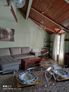 salon ze stołem i kieliszkami do wina w obiekcie PLAZA DE LA VILLA 24 w mieście Rascafría