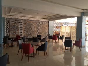 Restaurant ou autre lieu de restauration dans l'établissement Hotel al Madina