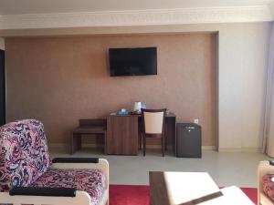 Una televisión o centro de entretenimiento en Hotel al Madina