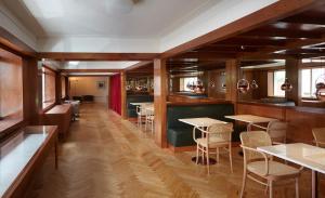 een restaurant met houten muren en tafels en stoelen bij Casa Rosa in Porto