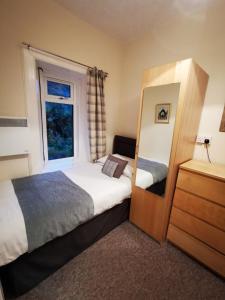 A bed or beds in a room at Shemore Farm Holiday Cottage 