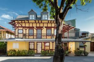 a building with a tree in front of it at Eclipse Belle Etoile Appart'h&ocirc;tel in Cayenne