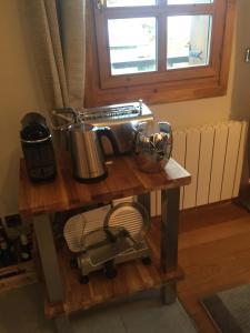 un mixeur sur une table en bois avec une fenêtre dans l'établissement Appartement Courchevel le Praz, à Courchevel