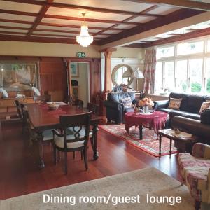 uma sala de estar com sala de jantar em Ashcott Homestead Bed & Breakfast em Takapau