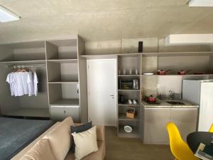 een woonkamer met een bank en een keuken bij Smart Sharing Bela Vista in Sao Paulo