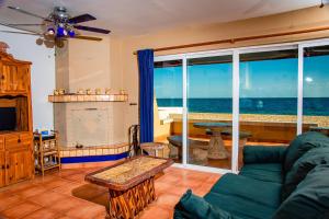 sala de estar con vistas al océano en La Felicidad, en Puerto Peñasco