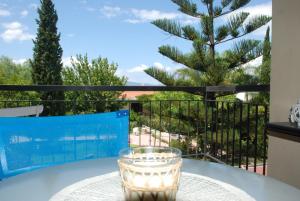 ein Glas Wasser auf einem Tisch auf einem Balkon in der Unterkunft Anthea in Reggio di Calabria