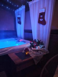 łazienka z wanną z dekoracją świąteczną w obiekcie Apartment Viksa with Jacuzzi w Zagrzebiu