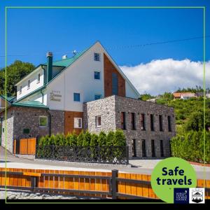 un edificio al lado de una estación de tren en Dream House Hotel & Spa en Kolašin