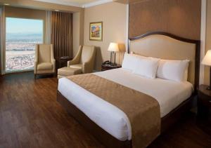 En eller flere senger på et rom på South Point Hotel Casino-Spa