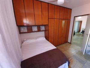 ヴィトーリアにあるApartamento perto da praia em Jardim Camburiのベッドルーム1室(木製ヘッドボード付きのベッド1台付)