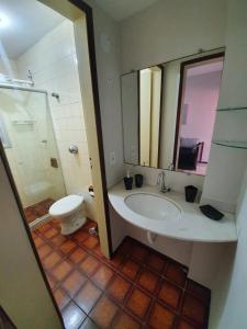 ヴィトーリアにあるApartamento perto da praia em Jardim Camburiのバスルーム(洗面台、トイレ、鏡付)