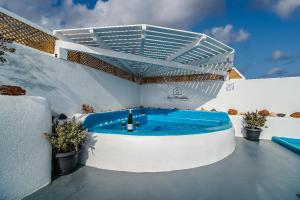 a hot tub on the side of a building at Casa Maritina private residence in Fira