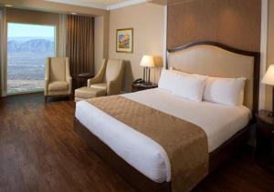 Ein Bett oder Betten in einem Zimmer der Unterkunft South Point Hotel Casino-Spa