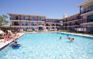 un grupo de personas en una piscina en un hotel en Periwinkle Inn, en Cape May