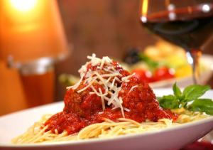einen Teller Spaghetti mit Fleischbällchen und ein Glas Wein in der Unterkunft South Point Hotel Casino-Spa in Las Vegas