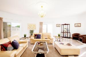uma sala de estar com dois sofás e uma mesa em Villa Grace Bay by Algarve Vacation na Guia