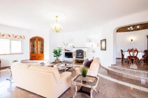 uma sala de estar com mobiliário branco e uma mesa em Villa Grace Bay by Algarve Vacation na Guia