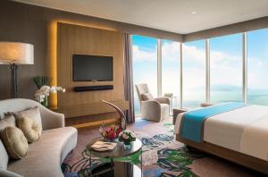 um quarto de hotel com uma cama e uma televisão em InterContinental Nha Trang, an IHG Hotel em Nha Trang