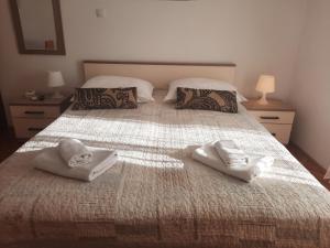 - une chambre avec 2 serviettes blanches sur un lit dans l'établissement Apartments Villa Beba, à Komiža